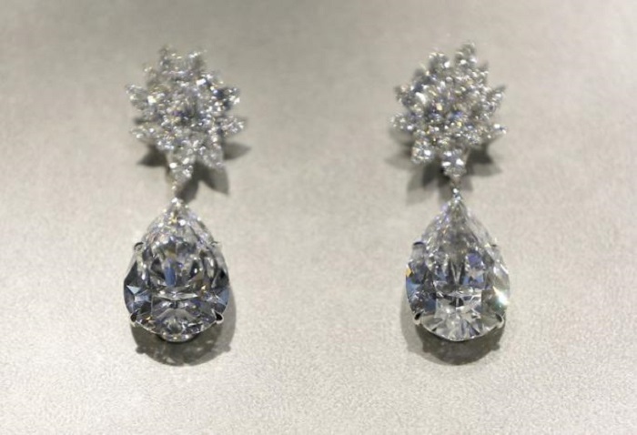 Pear-shaped diamond drop earrings seen fetching $20-30 mln at auction